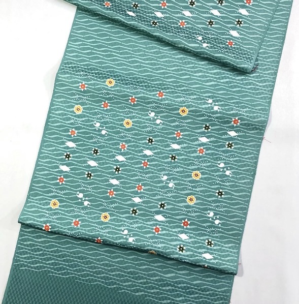 水面に小花文様・紅型帯
